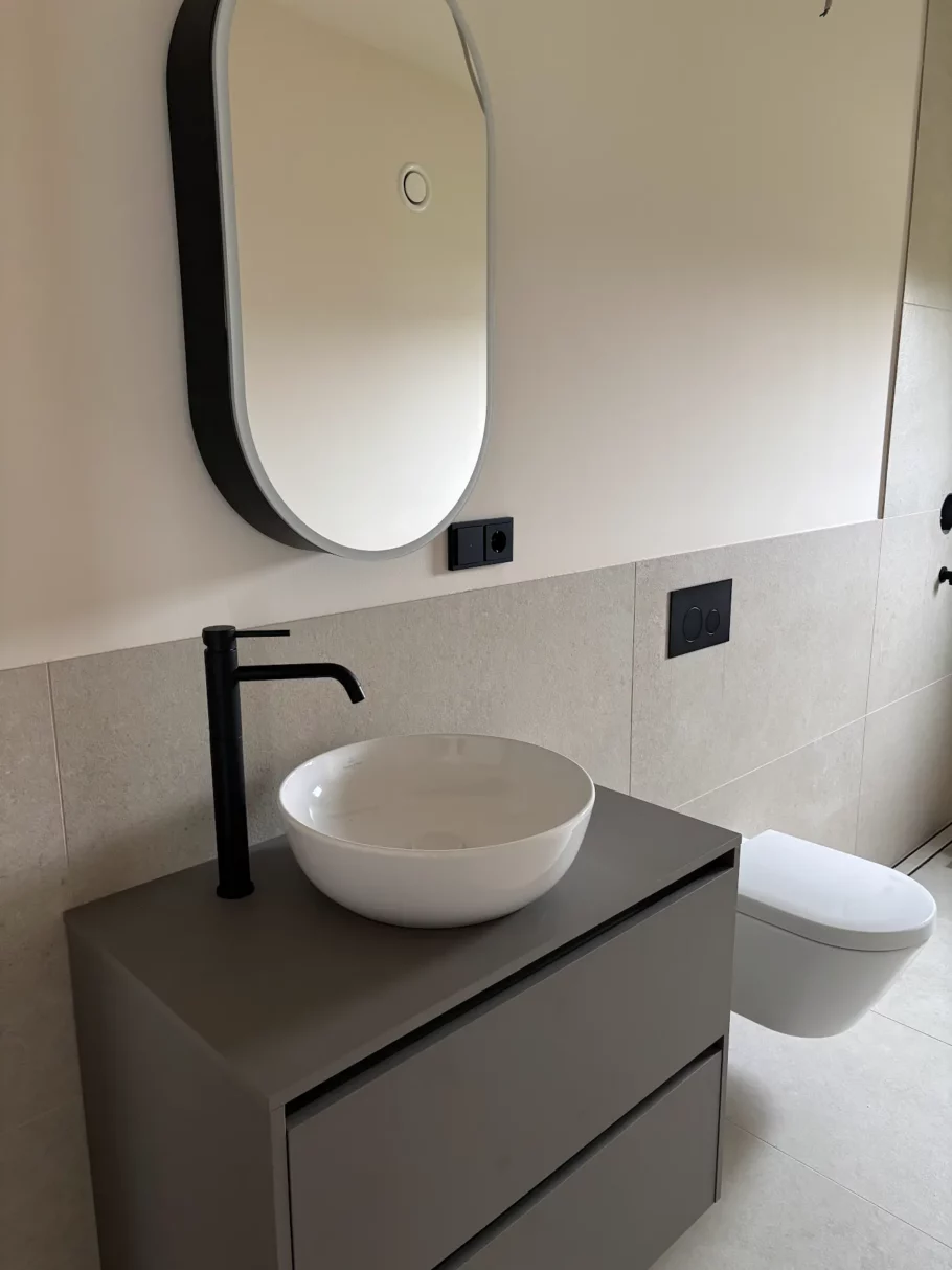 Modernes Waschbecken mit Fliesenwand